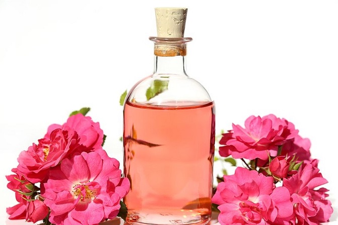 beneficios del agua de rosas